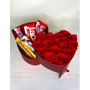 Κουτί Καρδιάς με Κόκκινα Τριαντάφυλλα και γλυκές απολαύσεις.